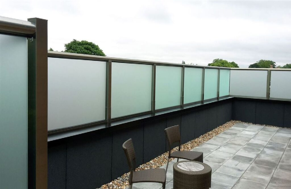 Balcony with privacy screen
